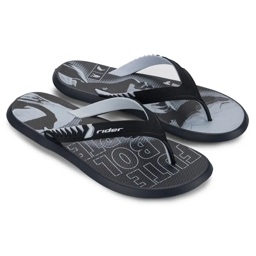 Vista lateral do chinelo masculino Rider Cinza com detalhes em preto e branco, mostrando a sola em EVA.